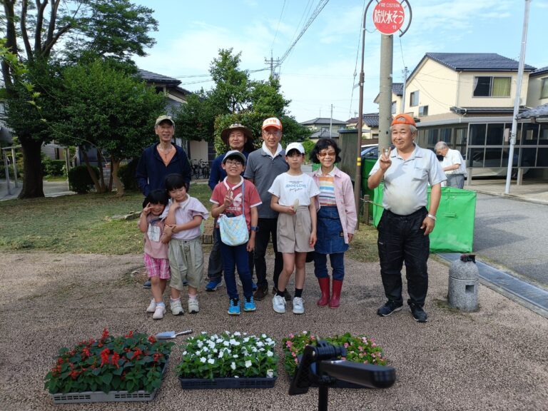 子ども会と協働の花壇の花の苗の植え替え