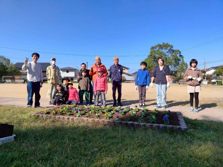 子ども会と協働の花壇の花の苗の植え替え