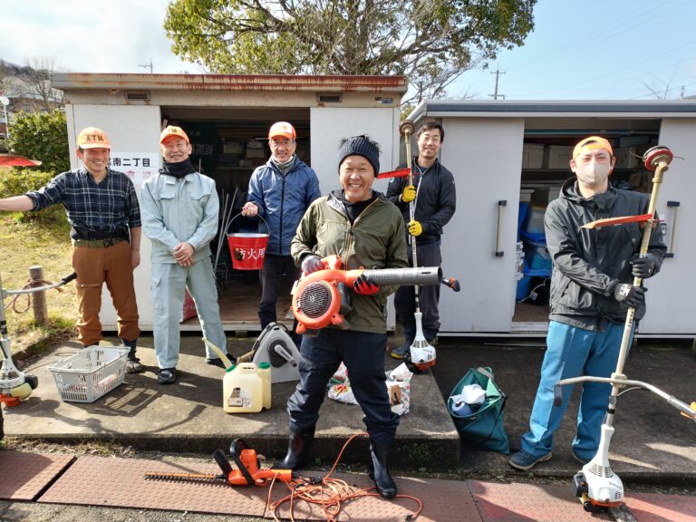 来年度に向け、刈払い機の点検、倉庫内清掃